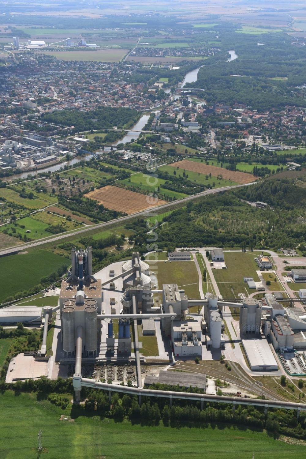 Bernburg (Saale) aus der Vogelperspektive: Zement- Tagebau und Baustoff- Werk im Gewerbe- und Industriegebiet Schwenk in Bernburg (Saale) im Bundesland Sachsen-Anhalt, Deutschland