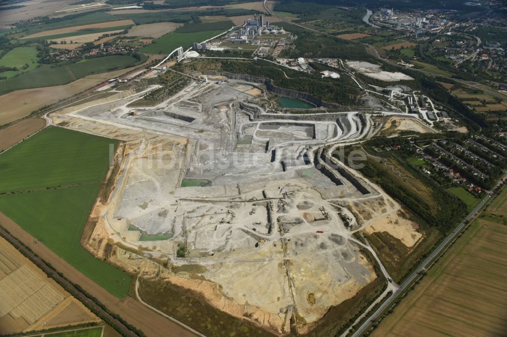 Bernburg (Saale) von oben - Zement- Tagebau und Baustoff- Werk im Gewerbe- und Industriegebiet Schwenk in Bernburg (Saale) im Bundesland Sachsen-Anhalt, Deutschland