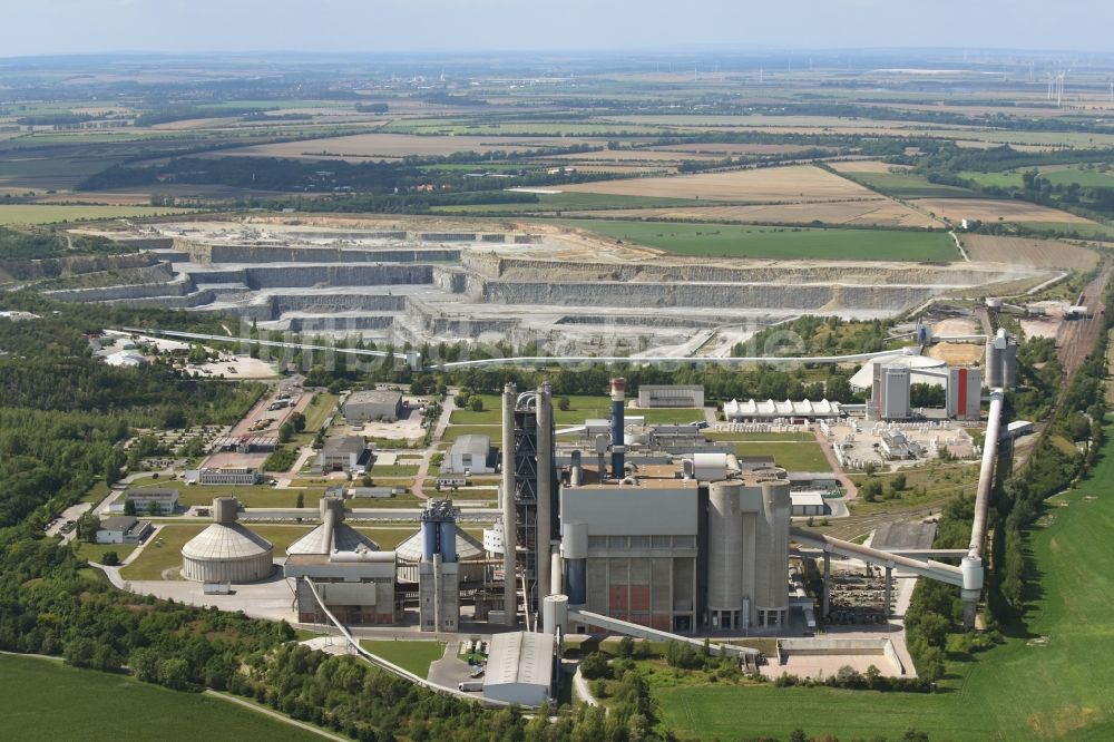 Luftbild Bernburg (Saale) - Zement- Tagebau und Baustoff- Werk im Gewerbe- und Industriegebiet Schwenk in Bernburg (Saale) im Bundesland Sachsen-Anhalt, Deutschland