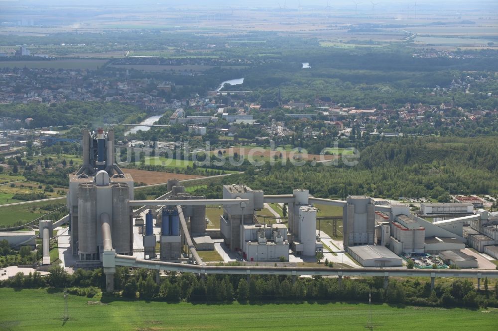 Luftaufnahme Bernburg (Saale) - Zement- Tagebau und Baustoff- Werk im Gewerbe- und Industriegebiet Schwenk in Bernburg (Saale) im Bundesland Sachsen-Anhalt, Deutschland