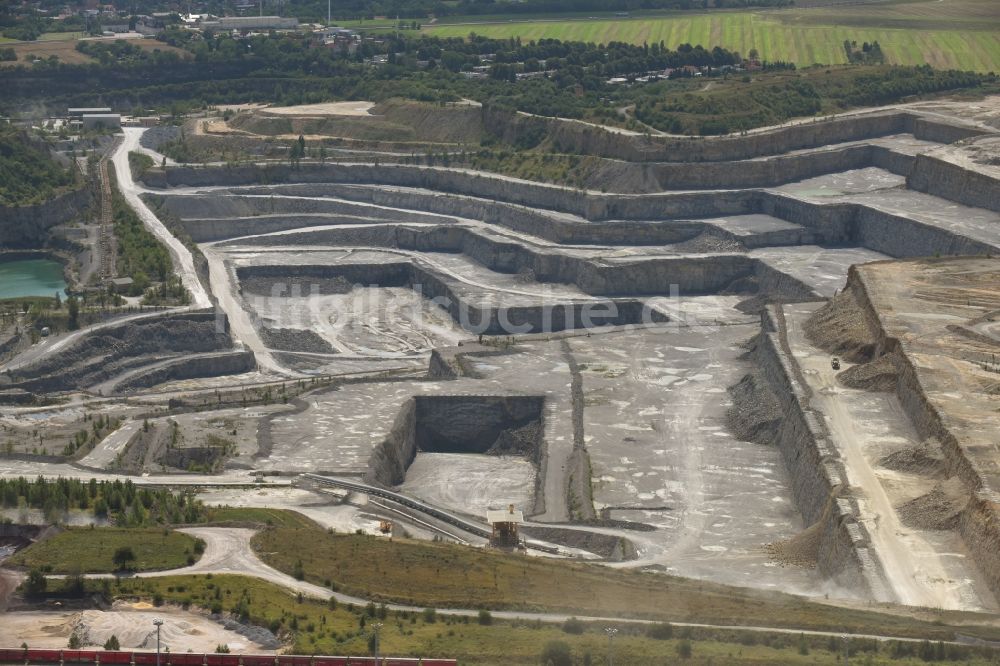 Bernburg (Saale) von oben - Zement- Tagebau und Baustoff- Werk im Gewerbe- und Industriegebiet Schwenk in Bernburg (Saale) im Bundesland Sachsen-Anhalt, Deutschland