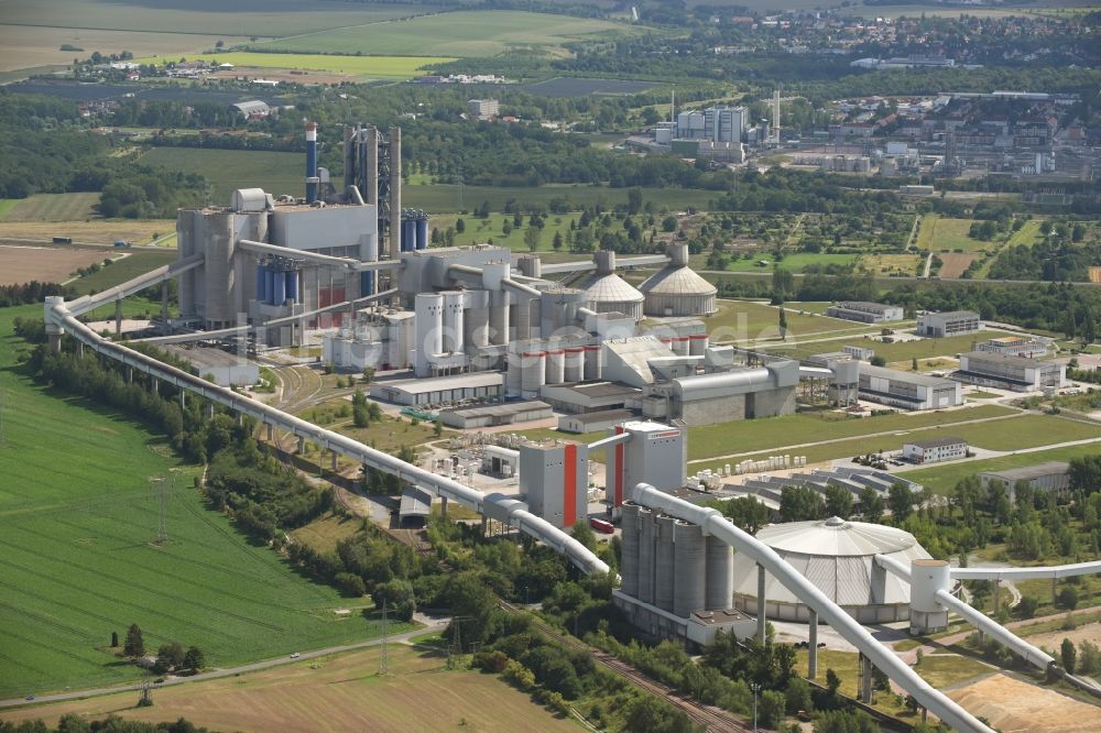 Bernburg (Saale) aus der Vogelperspektive: Zement- Tagebau und Baustoff- Werk im Gewerbe- und Industriegebiet Schwenk in Bernburg (Saale) im Bundesland Sachsen-Anhalt, Deutschland