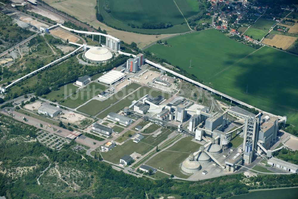 Bernburg (Saale) aus der Vogelperspektive: Zement- Tagebau und Baustoff- Werk im Gewerbe- und Industriegebiet Schwenk in Bernburg (Saale) im Bundesland Sachsen-Anhalt, Deutschland