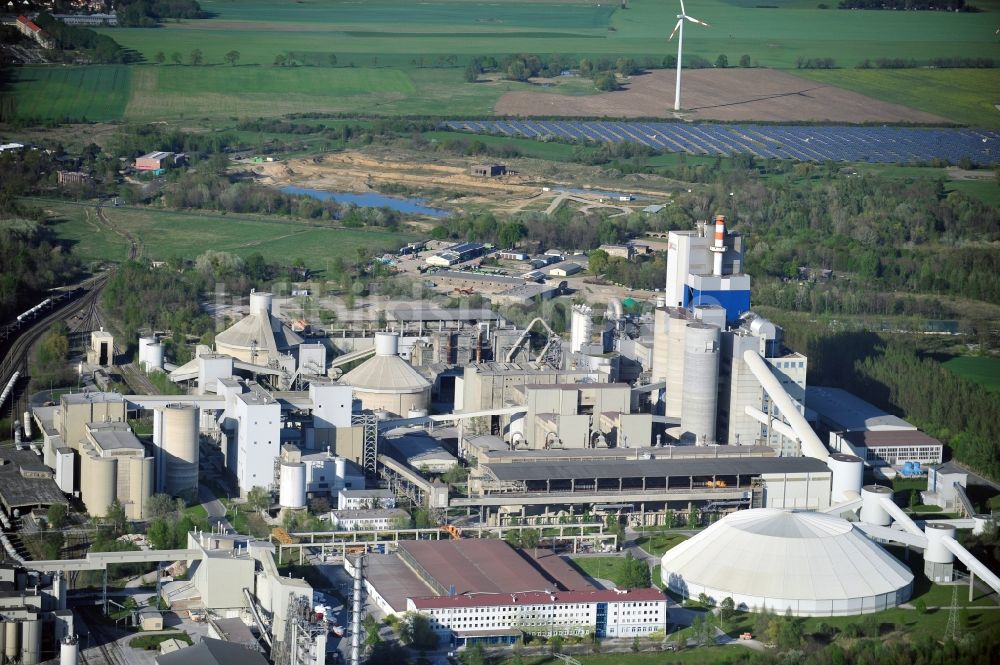 Rüdersdorf aus der Vogelperspektive: Zement- Tagebau und Baustoff- Werk im Ortsteil Tasdorf in Rüdersdorf im Bundesland Brandenburg, Deutschland