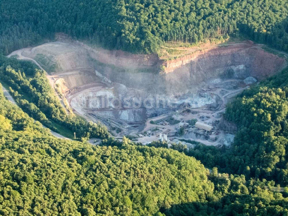 Waldhambach aus der Vogelperspektive: Zement- Tagebau der Heidelberger Beton GmbH - Region Süd-West in Waldhambach im Bundesland Rheinland-Pfalz, Deutschland