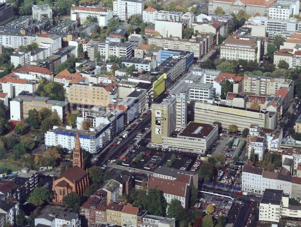 Berlin - Tiergarten von oben - Zentrale der Firma Möbel Hübner in der Stendaler Straße in Berlin-Tiergarten.