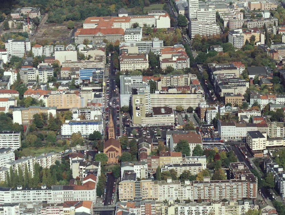 Berlin - Tiergarten aus der Vogelperspektive: Zentrale der Firma Möbel Hübner in der Stendaler Straße in Berlin-Tiergarten.