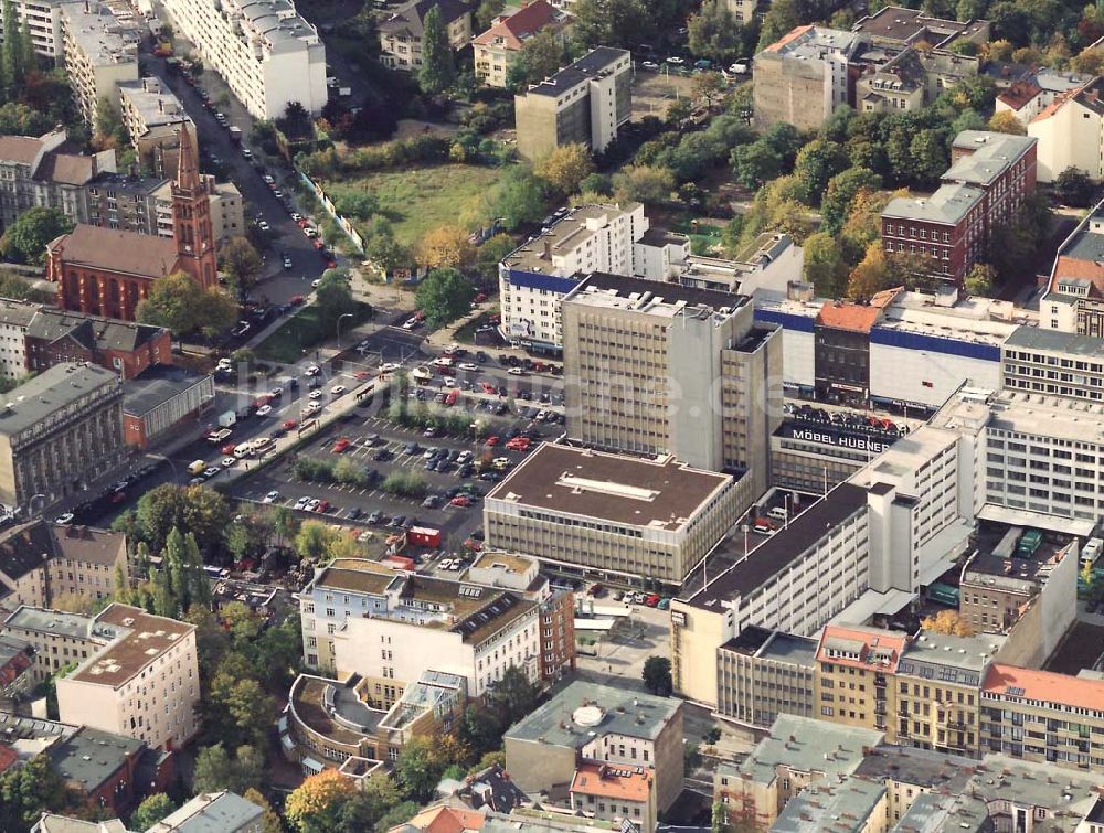 Luftbild Berlin - Tiergarten - Zentrale der Firma Möbel Hübner in der Stendaler Straße in Berlin-Tiergarten.