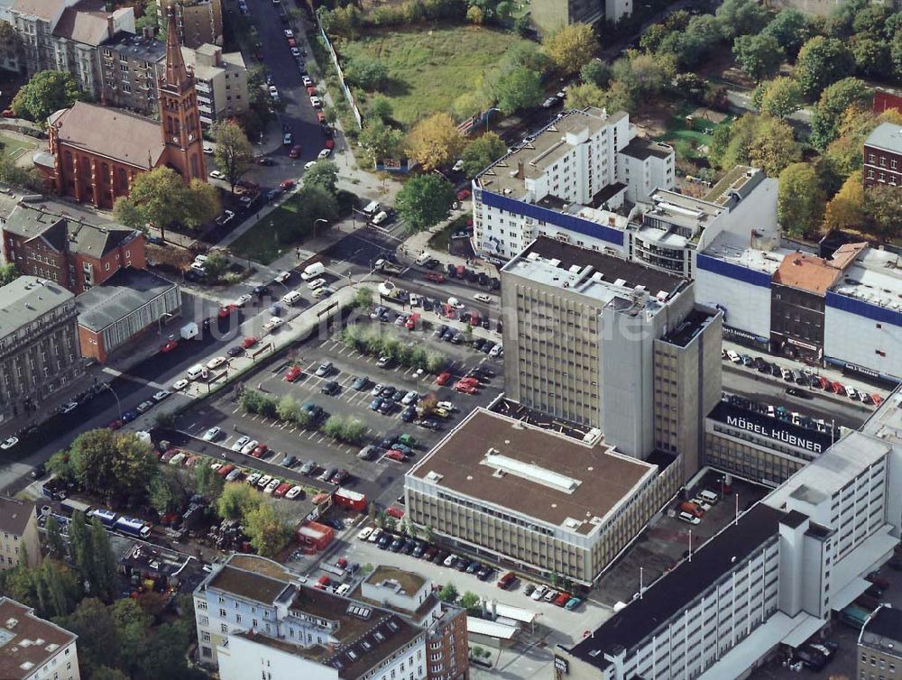 Luftbild Berlin - Tiergarten - Zentrale der Firma Möbel Hübner in der Stendaler Straße in Berlin-Tiergarten.