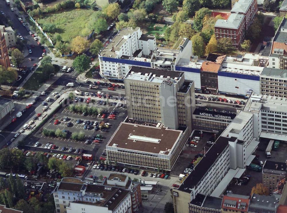 Luftaufnahme Berlin - Tiergarten - Zentrale der Firma Möbel Hübner in der Stendaler Straße in Berlin-Tiergarten.