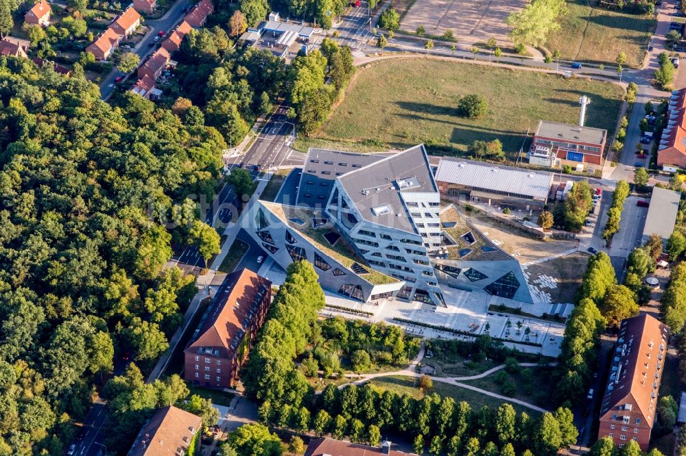 Lüneburg aus der Vogelperspektive: Zentralgebäude der Leuphana Universität von Lüneburg vom Architekt Libeskind in Lüneburg im Bundesland Niedersachsen, Deutschland