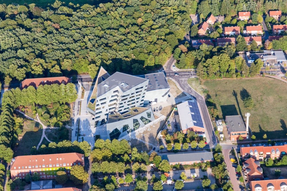 Lüneburg von oben - Zentralgebäude der Leuphana Universität von Lüneburg vom Architekt Libeskind in Lüneburg im Bundesland Niedersachsen, Deutschland