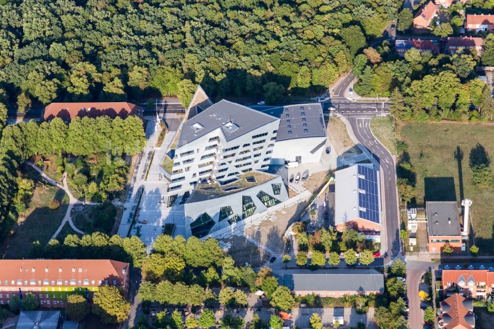 Lüneburg aus der Vogelperspektive: Zentralgebäude der Leuphana Universität von Lüneburg vom Architekt Libeskind in Lüneburg im Bundesland Niedersachsen, Deutschland