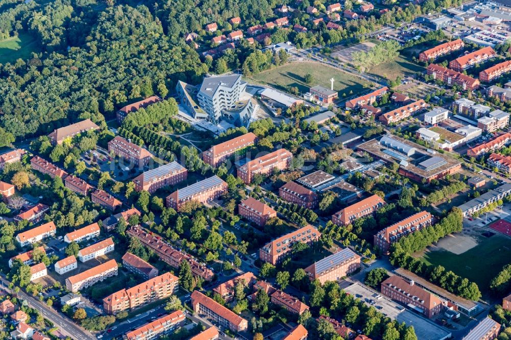 Luftbild Lüneburg - Zentralgebäude der Leuphana Universität von Lüneburg vom Architekt Libeskind in Lüneburg im Bundesland Niedersachsen, Deutschland