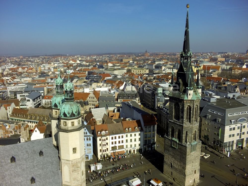 Luftaufnahme Halle ( Saale ) - Zentrum von Halle an der Saale mit Blick auf den Roten Turm und die Marktkirche im Bundesland Sachsen-Anhalt