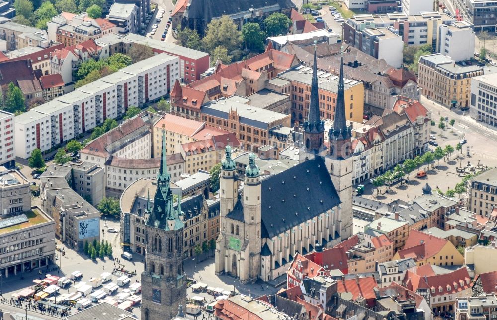 Halle (Saale) von oben - Zentrum von Halle an der Saale mit Blick auf den Roten Turm und die Marktkirche im Bundesland Sachsen-Anhalt