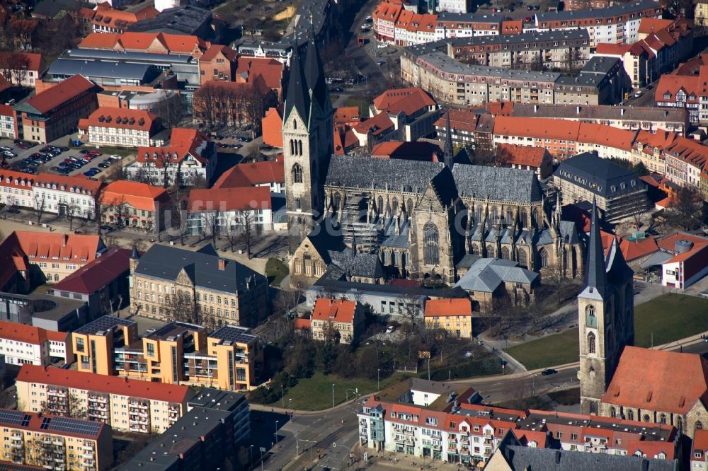 Luftaufnahme Halberstadt - Zentrum der historischen Altstadt von Halberstadt mit Dom und Kirchen im Bundesland Sachsen-Anhalt