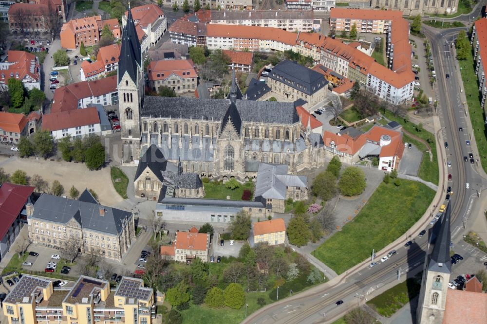 Halberstadt von oben - Zentrum der historischen Altstadt von Halberstadt mit Dom und Kirchen im Bundesland Sachsen-Anhalt