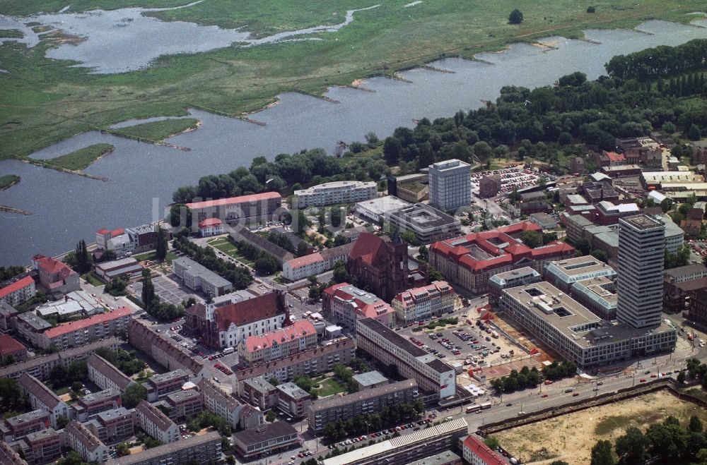 Luftaufnahme Frankfurt Oder - Zentrum mit dem Hochhaus Oderturm am Ufer der Oder in Frankfurt Oder im Bundesland Brandenburg