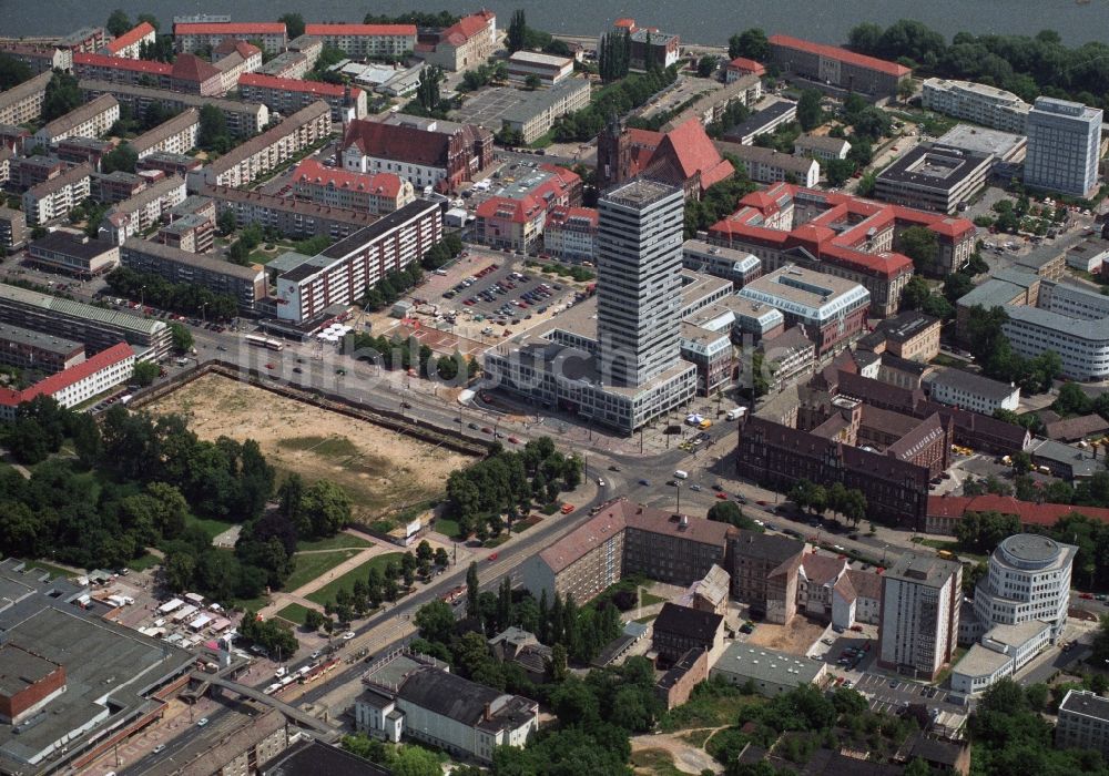 Frankfurt Oder aus der Vogelperspektive: Zentrum mit dem Hochhaus Oderturm am Ufer der Oder in Frankfurt Oder im Bundesland Brandenburg