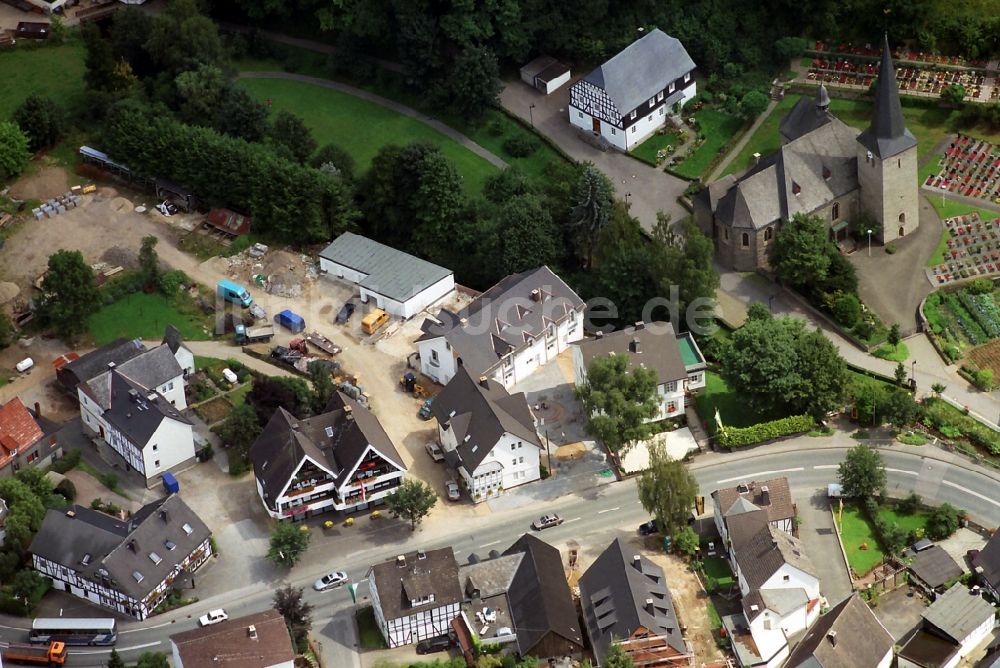 Lennestadt von oben - Zentrum an der Kirche von Kirchveischede, einem Ortsteil von Lennestadt in Nordrhein-Westfalen