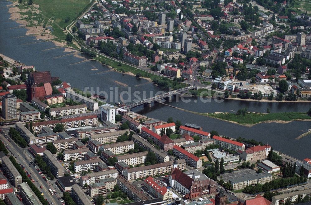 Luftaufnahme Frankfurt Oder - Zentrum mit der Stadtbrücke über die Ufer der Oder in Frankfurt Oder im Bundesland Brandenburg