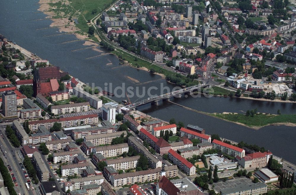 Frankfurt Oder von oben - Zentrum mit der Stadtbrücke über die Ufer der Oder in Frankfurt Oder im Bundesland Brandenburg