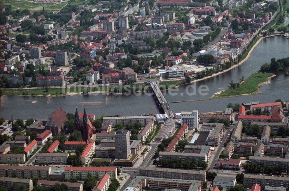 Frankfurt Oder aus der Vogelperspektive: Zentrum mit der Stadtbrücke über die Ufer der Oder in Frankfurt Oder im Bundesland Brandenburg