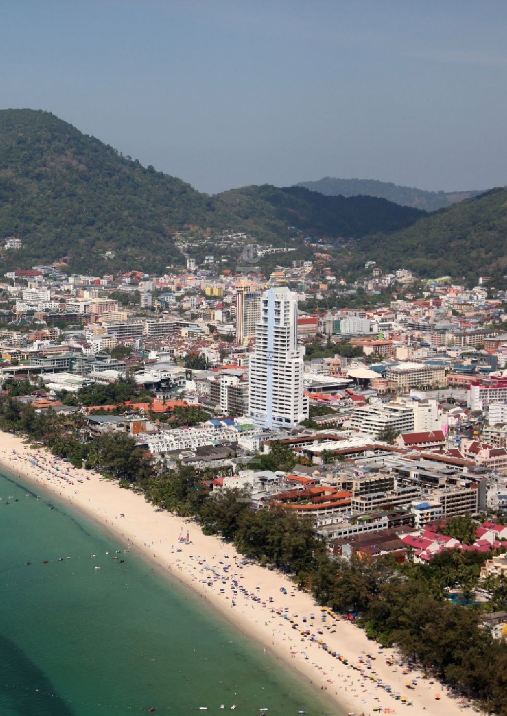 Luftbild Patong - Zentrum und Strand der Stadt Patong auf der Insel Phuket in Thailand