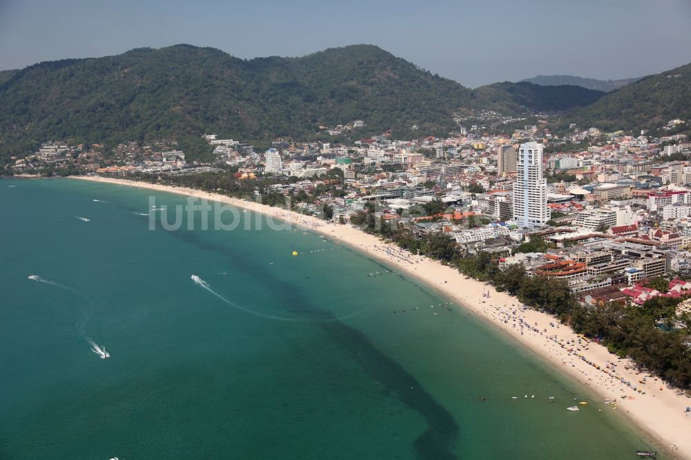 Luftaufnahme Patong - Zentrum und Strand der Stadt Patong auf der Insel Phuket in Thailand