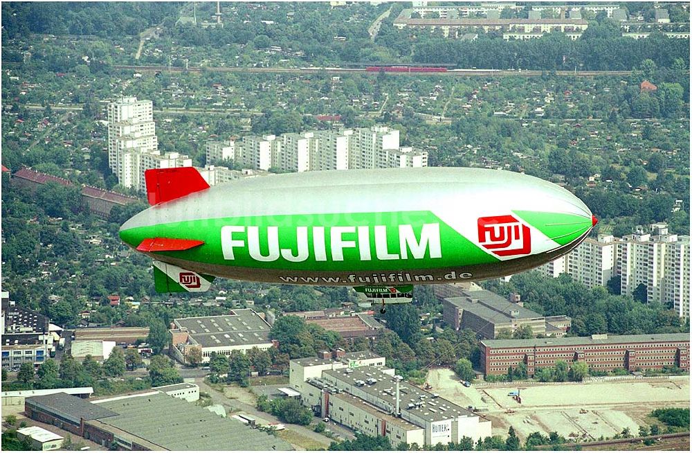 Berlin aus der Vogelperspektive: Zeppelin über Berlin - Neukölln