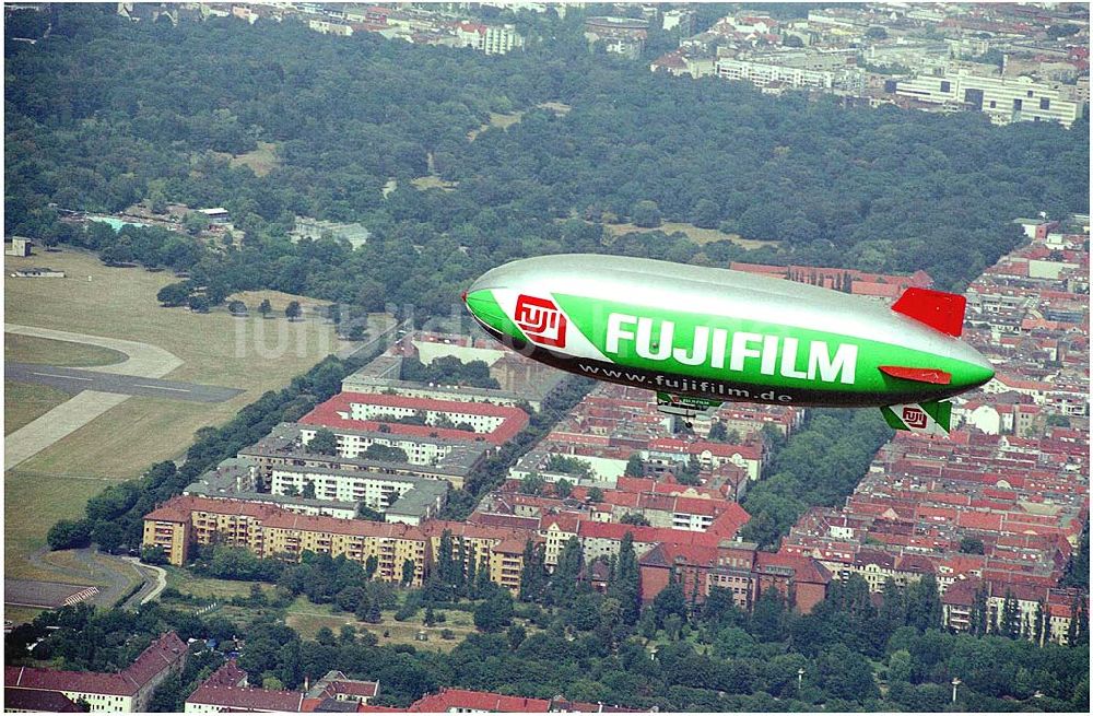 Luftbild Berlin - Zeppelin über Berlin - Neukölln