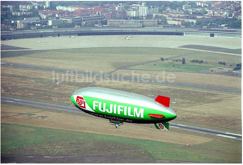 Berlin aus der Vogelperspektive: Zeppelin über Berlin - Tempelhof