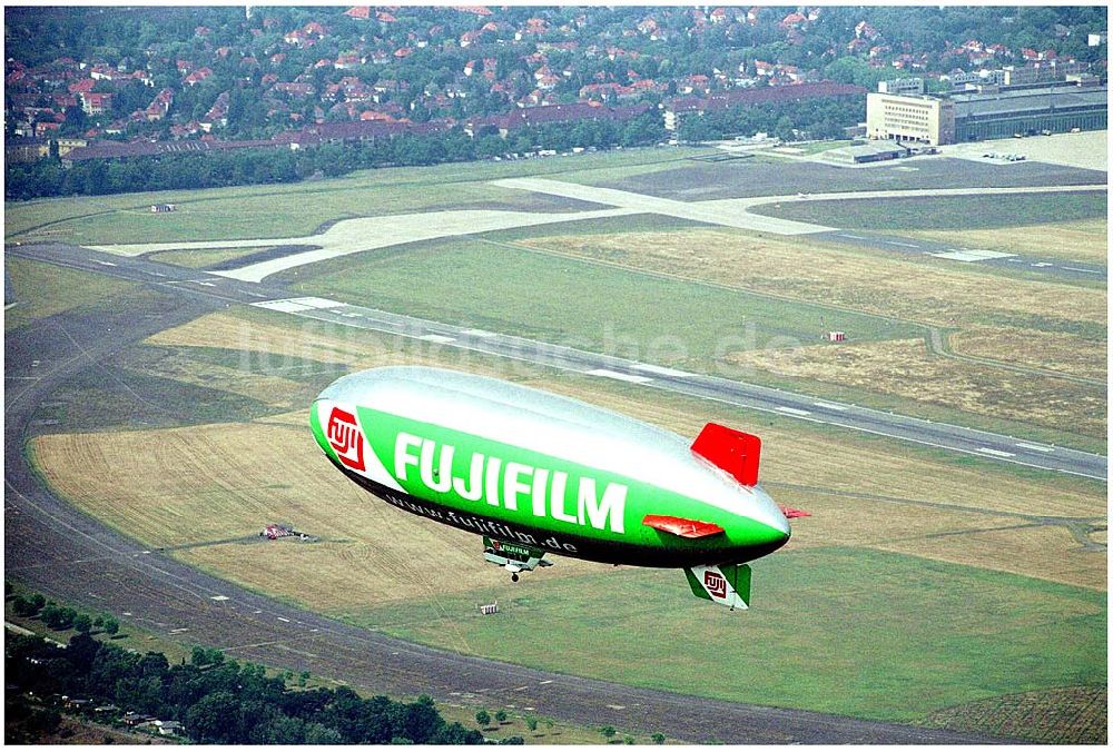 Luftbild Berlin - Zeppelin über Berlin - Tempelhof