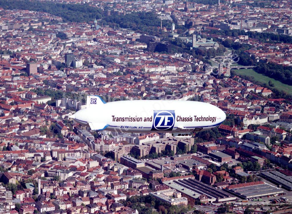 Luftaufnahme München - Zeppelin NT über dem Stadteil Westend