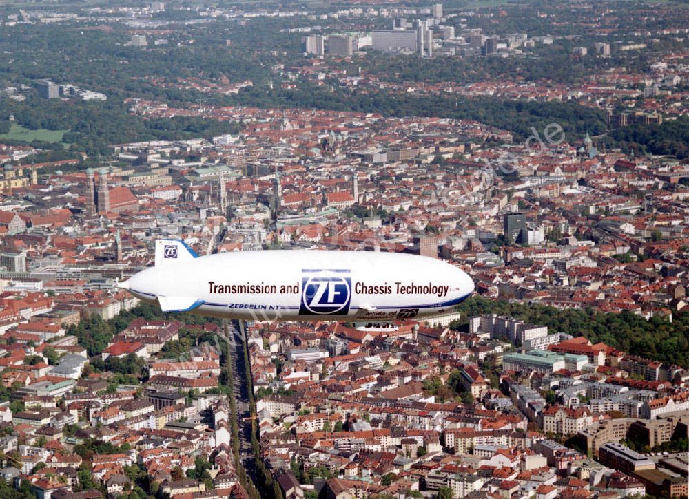 München aus der Vogelperspektive: Zeppelin NT über dem Stadteil Westend in München 30.09.2002