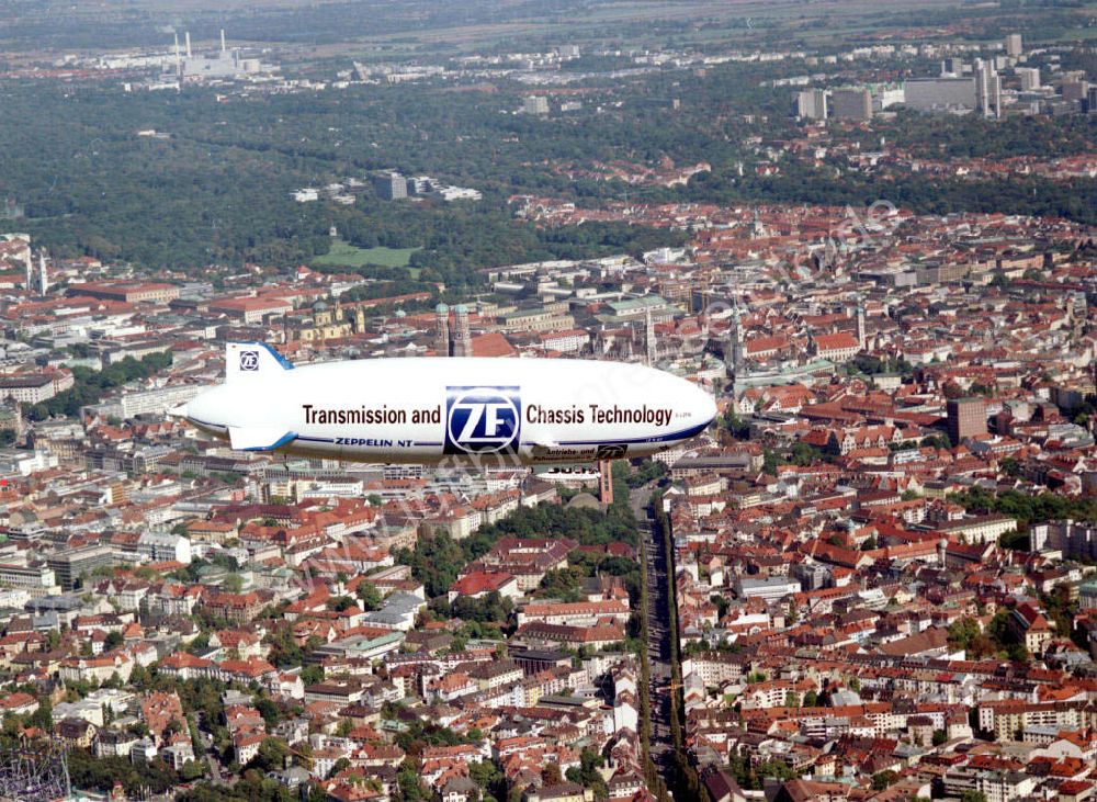 Luftaufnahme München - Zeppelin NT über dem Stadteil Westend in München