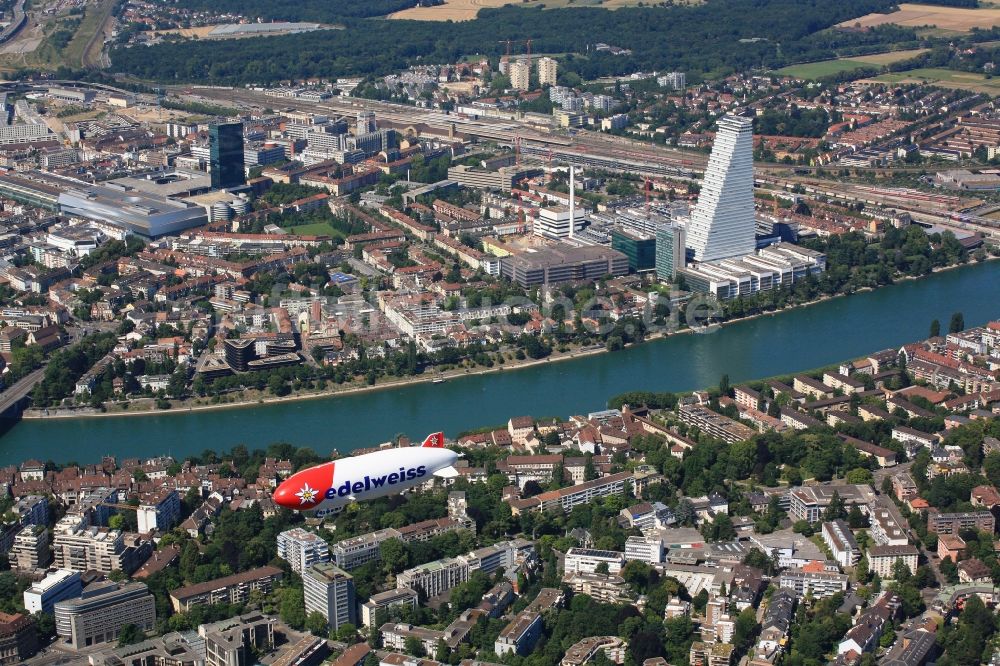 Luftbild Basel - Zeppelin im Fluge über dem Luftraum in Basel in der Schweiz