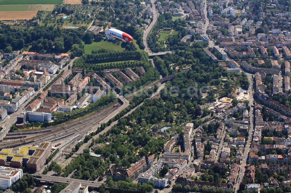 Basel aus der Vogelperspektive: Zeppelin im Fluge über dem Luftraum in Basel in der Schweiz