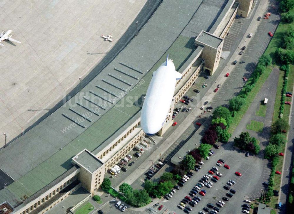 Berlin - Tempelhof aus der Vogelperspektive: Zeppelin - NT