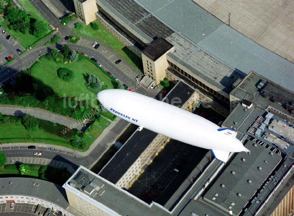 Berlin - Tempelhof aus der Vogelperspektive: Zeppelin - NT