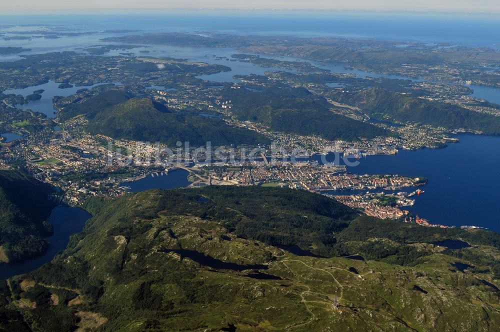 Luftbild Bergen - Zerklüftete Fjordlandschaft mit dem Stadtgebiet von Bergen in Hordaland in Norwegen