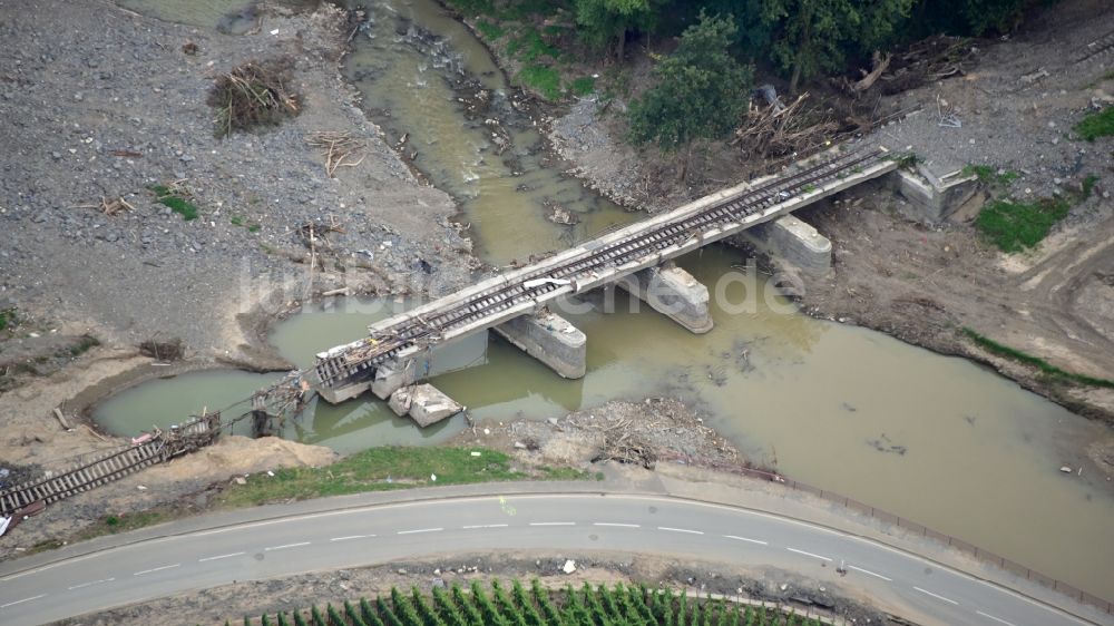 Bad Neuenahr-Ahrweiler von oben - Zerstörte Brücke und Bahnlinie nach der Hochwasserkatastrophe im Ahrtal diesen Jahres östlich von Marienthal (Ahr) nach der Hochwasserkatastrophe im Ahrtal diesen Jahres im Bundesland Rheinland-Pfalz, Deutschland