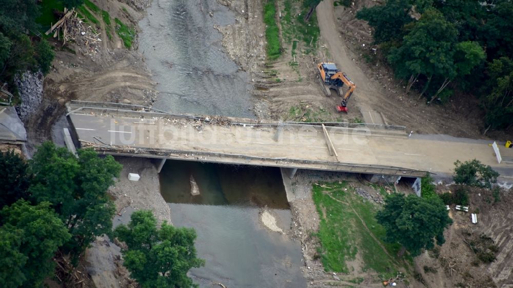 Bad Neuenahr-Ahrweiler aus der Vogelperspektive: Zerstörte Brücke der Landstraße 83 nach der Hochwasserkatastrophe im Ahrtal diesen Jahres in Bad Neuenahr-Ahrweiler im Bundesland Rheinland-Pfalz, Deutschland