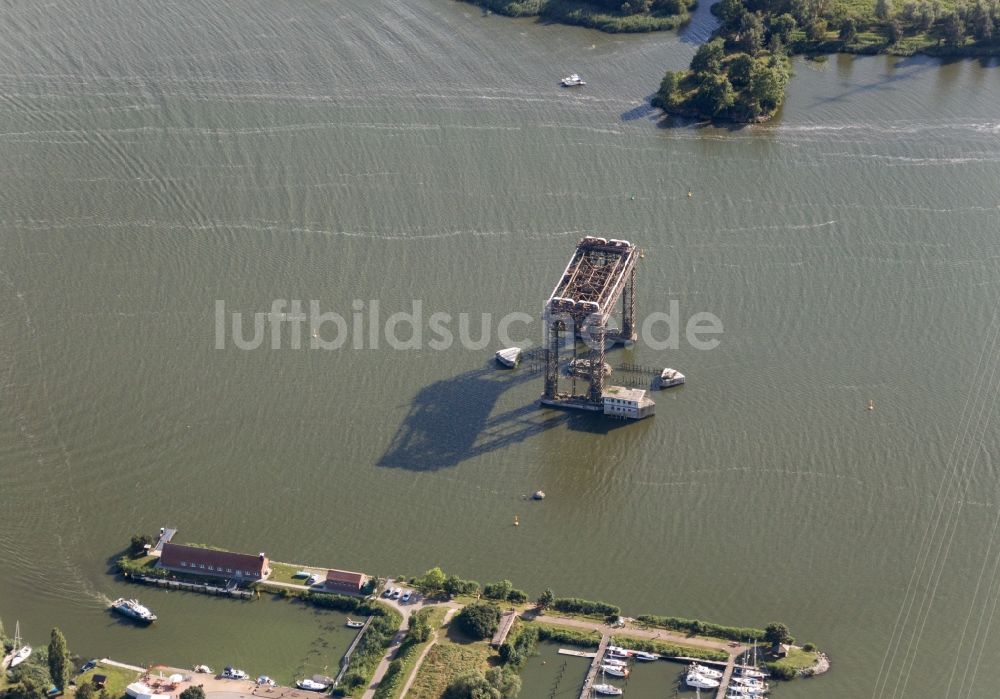 Usedom aus der Vogelperspektive: Zerstörte Eisenbahnbrücke in Karnin in Usedom im Bundesland Mecklenburg-Vorpommern