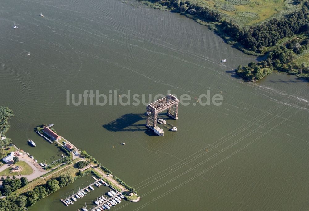 Usedom von oben - Zerstörte Eisenbahnbrücke in Karnin in Usedom im Bundesland Mecklenburg-Vorpommern