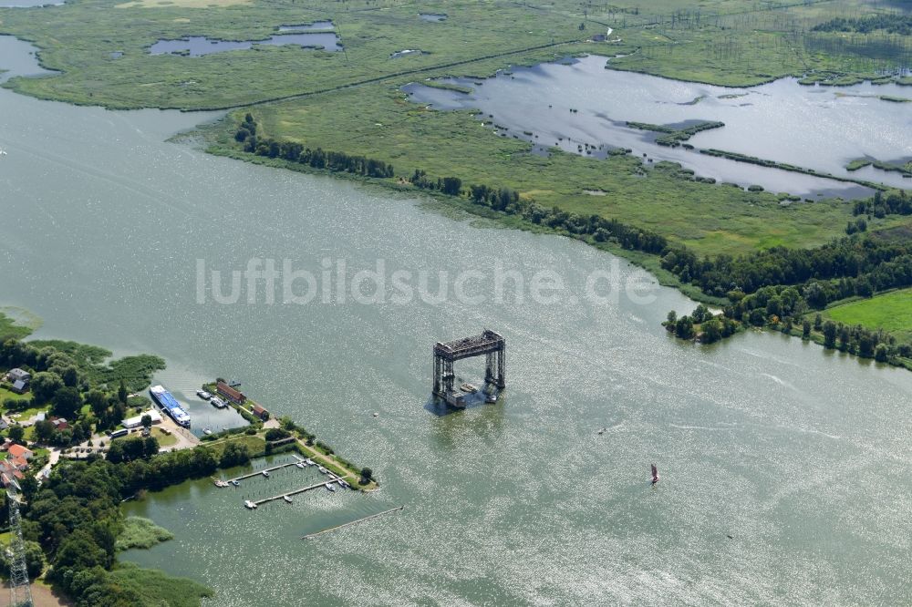 Usedom aus der Vogelperspektive: Zerstörte Eisenbahnbrücke in Karnin in Usedom im Bundesland Mecklenburg-Vorpommern