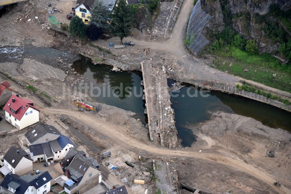 Altenahr aus der Vogelperspektive: Zerstörte Eisenbahnbrücke in Kreuzberg (Ahr) nach der Hochwasserkatastrophe im Ahrtal diesen Jahres im Bundesland Rheinland-Pfalz, Deutschland