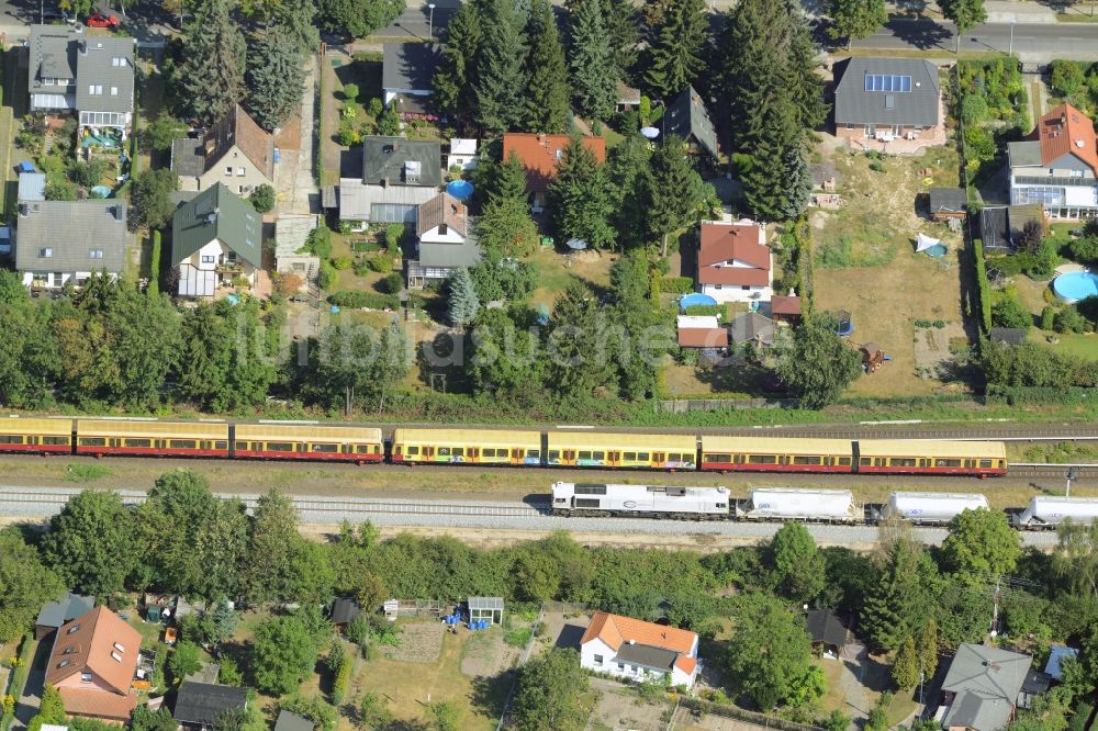 Luftaufnahme Berlin - Züge bei der Durchfahrt durch ein Wohngebiet einer Einfamilienhaus- Siedlung in Berlin