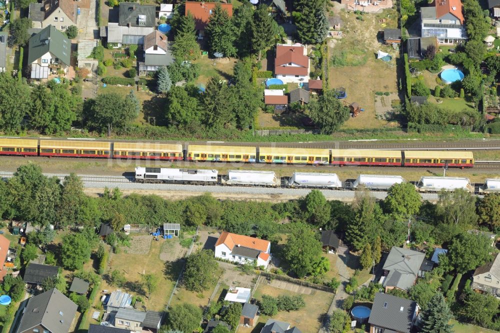 Berlin von oben - Züge bei der Durchfahrt durch ein Wohngebiet einer Einfamilienhaus- Siedlung in Berlin